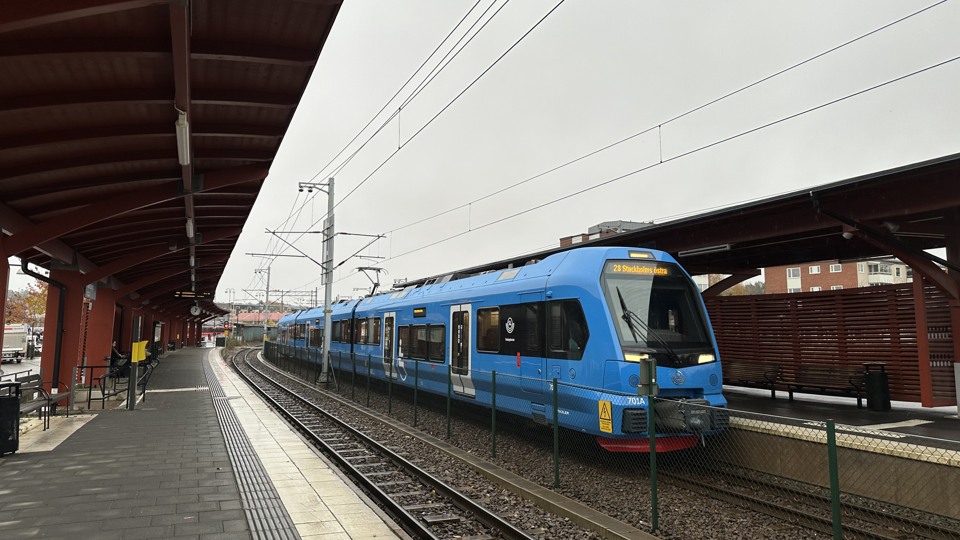 Bilden visar SLs nya tåg som står vid perrongen på Åkersberga station